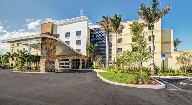 Fairfield Inn & Suites by Marriott Delray Beach I-95, Забронировать Отель Отели Делрей-Бич с парковкой, рядом с Old School Square Cultural Arts Center, Парковка