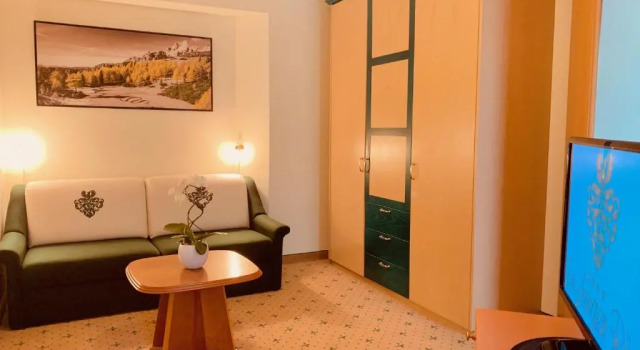 Hotel Zum Jungen Römer, Забронировать Отель Отели Радштадт с бассейном, рядом с 8-местный подъемник Кенигслеен №1, Бассейн
