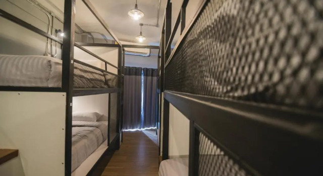 Кровать в общем номере Chernchan Hostel