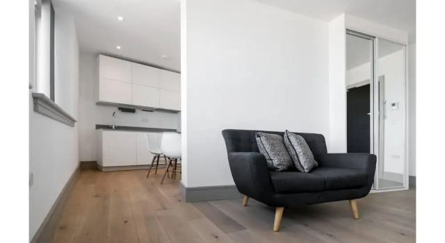 Finchley Modern Apartment - 1 Bedroom With Balcony, Забронировать Апартаменты/квартира Финчли , рядом с Maurice Rebak Stadium