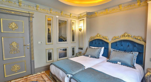 Люкс с балконом REAL KiNG SUiTE