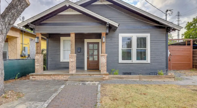 Коттедж ~ 2 Mi to Dtwn San Antonio: Comfy Home w/ Yard!