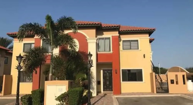 Gold Coast - Beautiful 2 Bedroom Town House, Rezerwuj Hotel Noord Aruba