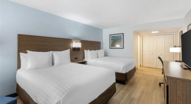 Четырёхместный номер Standard с видом на внутренний двор Best Western Palm Beach Lakes