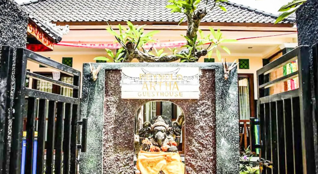 Reynold Artha Guest House, Забронировать Гостевой дом Отели Лембонган с парковкой, рядом с Gala-Gala Underground House, Парковка