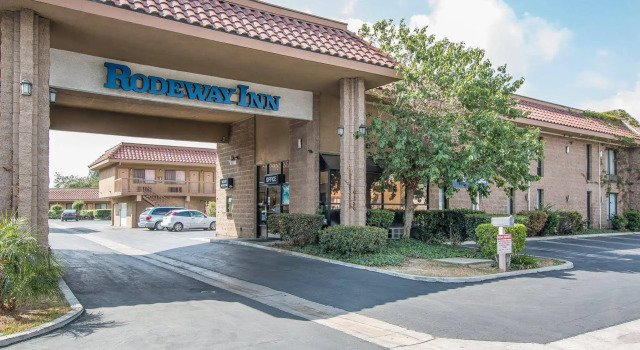Palm Inn Hotel near Tyler Mall Riverside