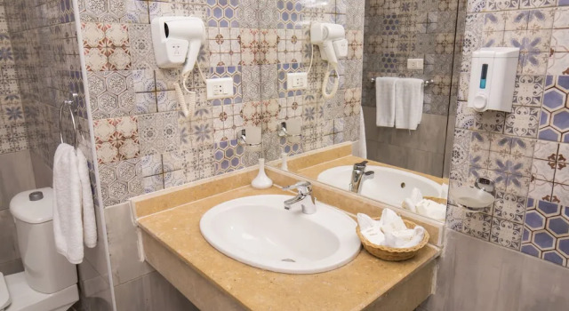 Четырёхместный номер Standard с балконом Blue House Hotel