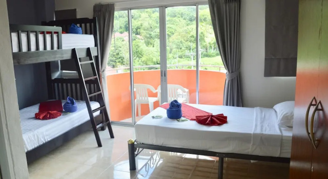 Трёхместный номер Superior с балконом и с видом на горы Living Room Guesthouse