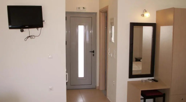 Четырёхместный номер Standard с балконом и с красивым видом из окна Kastro Beach Hotel