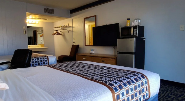 Четырёхместный номер Standard Hospitality Inn