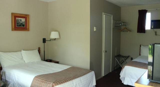 Colonial Resort-1000 Islands, Buchen Sie Hotel Hotels in Thousand Islands mit Pool, Schwimmbad
