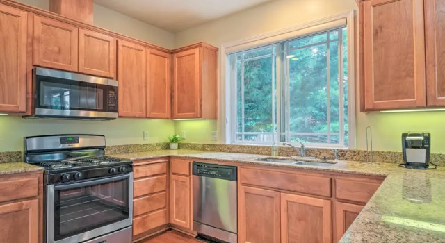 Коттедж Charming Medford Getaway ~ 4 Miles to Downtown!