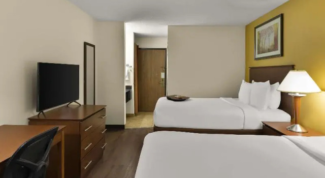 Четырёхместный номер Standard с балконом Best Western Lakewood Inn