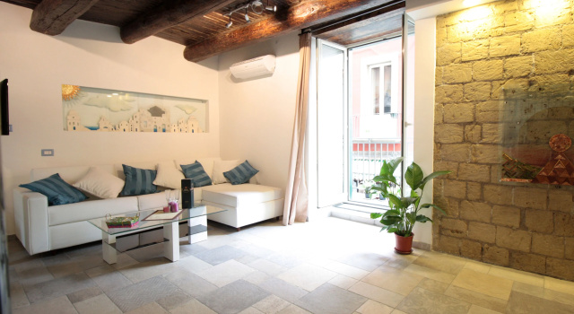 San Gregorio Luxury Apartments, Забронировать Апартаменты/квартира Неаполь - исторический центр Неаполь, рядом с Церковь и монастырь Сан-Лоренцо-Маджоре