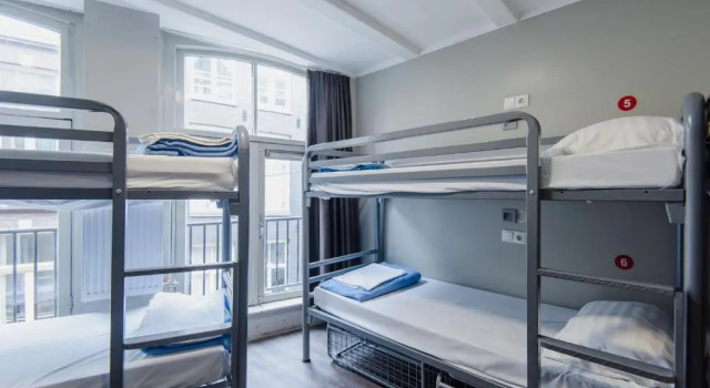 Кровать в общем номере Hostel Warmoes Amsterdam