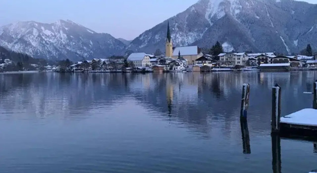 Traumhaftes Ferienhaus direkt am Tegernsee, Rezerwuj Hotel Hotele w Bawaria z parkingiem, Parking