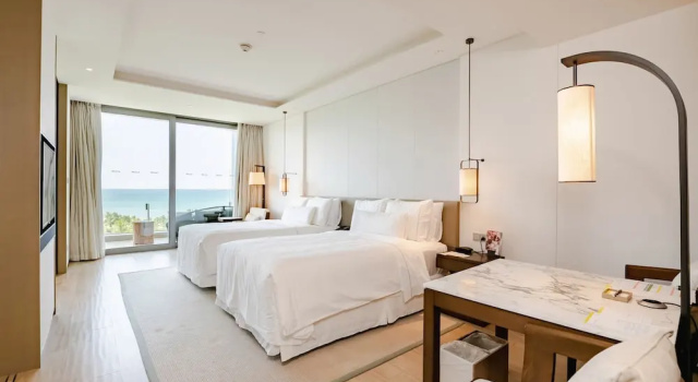 Четырёхместный номер Standard с балконом и с видом на океан The Westin Blue Bay Resort & Spa