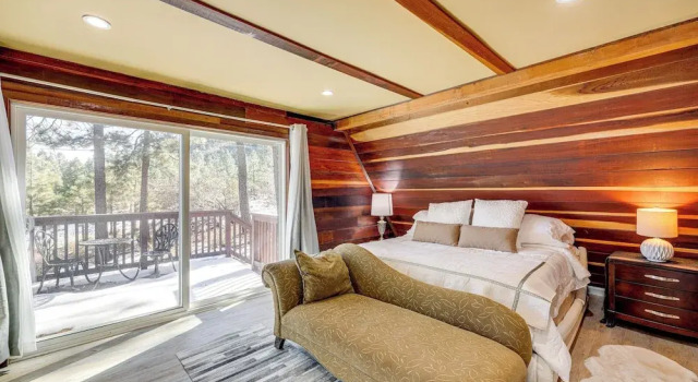 Wraparound Deck & Grill: Wrightwood Cabin Near PCT, Book Feriehus Wrightwood Californien