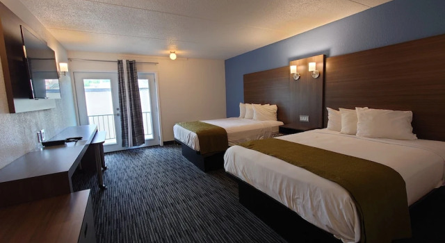 Четырёхместный номер Standard с красивым видом из окна Reagan Resorts Inn