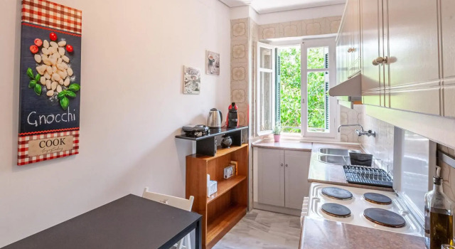 Sunny 75 sq m 2nd floor Apt @historic center-bohemian Psiri-VFM, Забронировать Отель Афины Острова Саронического залива - Аттика, рядом с Холм Филопаппос