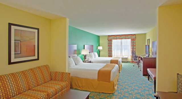 Четырёхместный номер Standard Holiday Inn Express Hotel & Suites Thornburg-S. Fredericksburg by IHG
