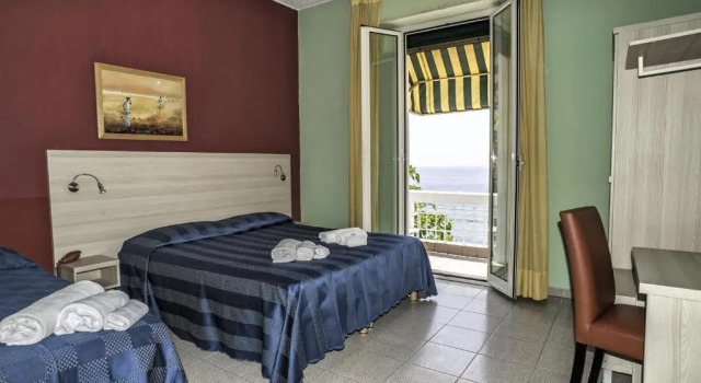 Трёхместный номер Standard с видом на море Hotel Villa La Brise