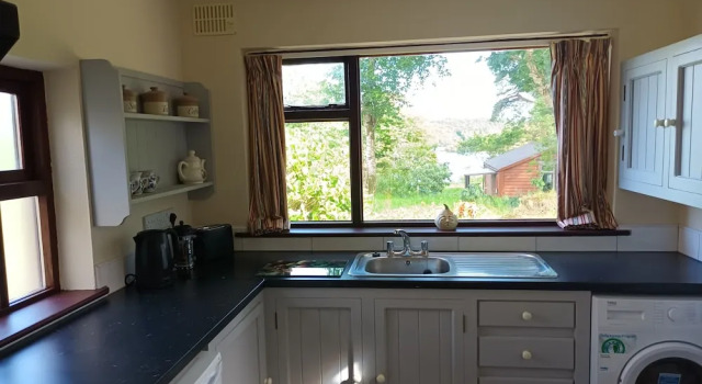 Sea View 1-bed Cottage With Private Garden, Buchen Sie Ferienhaus Hotels in Castletownshend mit Parkplatz, Parkplätze