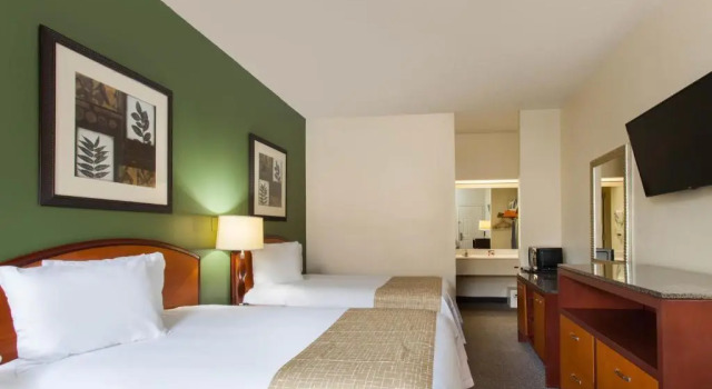 Четырёхместный номер Deluxe Quality Inn Port Wentworth Savannah North