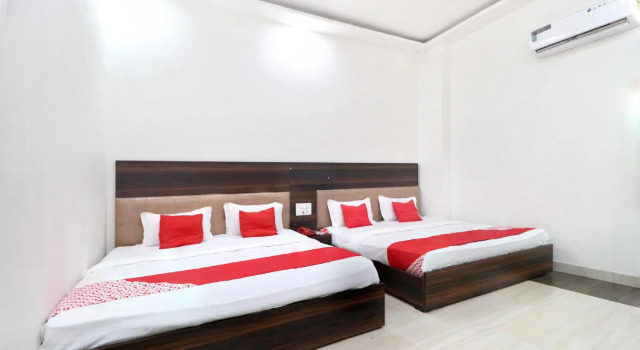 Люкс Standard OYO 16379 Hotel LivInn Hub