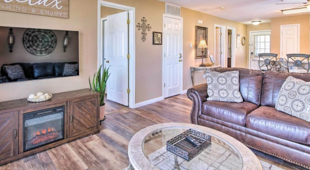 ~ 3 Mi to The Strip: Branson Condo w/ Large Patio!, Забронировать Отель Отели Table Rock Lake 3 звезды, 3*