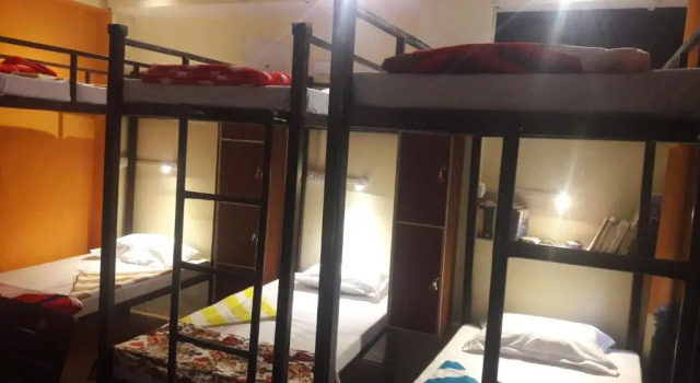 Кровать в общем номере Buddha Guest House