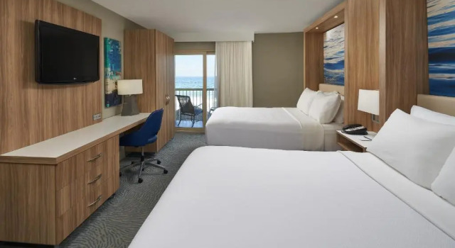 Четырёхместный номер Standard с балконом Crowne Plaza Melbourne-Oceanfront by IHG
