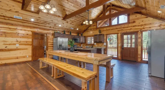Dolly's Lodge by Avantstay Sleeps 28 - Luxe Smokies Cabin Game Room, Hot Tub, Views, Near Attractions