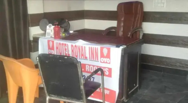 Spot On 93419 Royal Inn, Забронировать Отель Гармуктешар штат Уттар-Прадеш