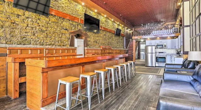 Коттедж Walk to River: Unique Studio in Renovated Bar!
