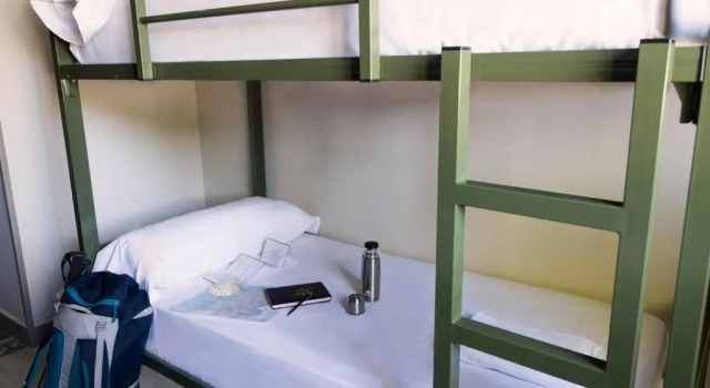 Кровать в общем номере Albergue Monte Do Gozo