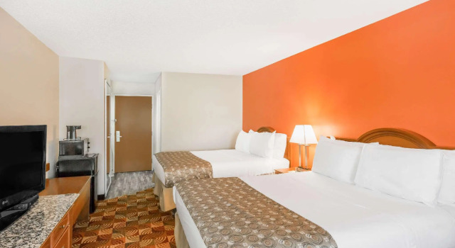 Четырёхместный номер Standard Days Inn by Wyndham Shallotte