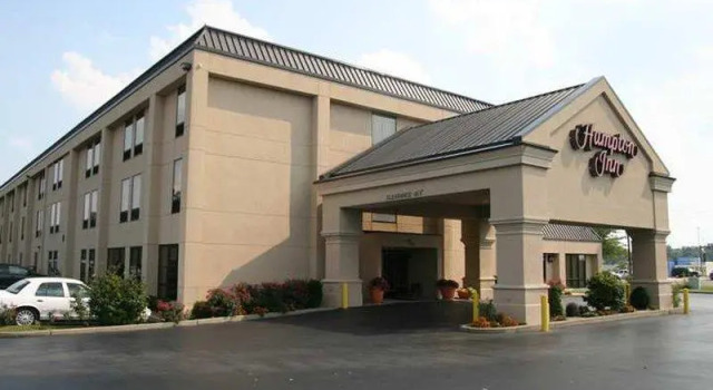 Кровать в общем номере La Quinta Inn & Suites by Wyndham St Louis Route 66