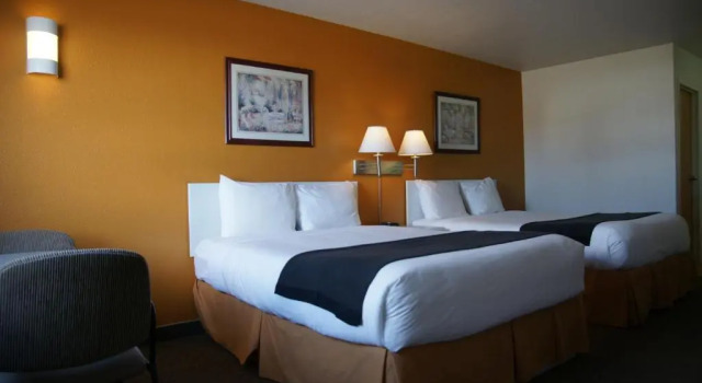 Четырёхместный номер Standard R&R Inn & Suites