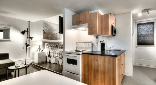 Номер Standard с балконом 100 METERS to METRO BEAUDRY - FULL APARTMENTS - 1 minute walk to the FAMOUS ST CATHERINE STREET - FAST WIFI - WASHER & DRYER ON SITE - Montcalm units