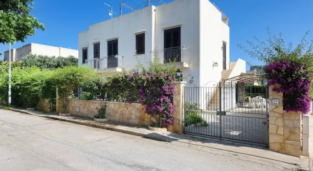 Casa Vacanza Azzurra, Book Vacation Home Hotels in Sicily with Parking, Parking