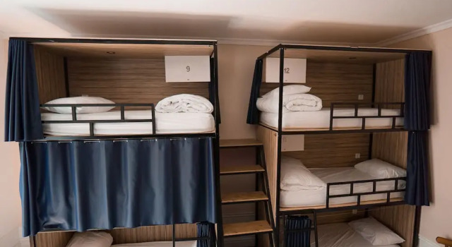 Кровать в общем номере с балконом Rosalma Hostel
