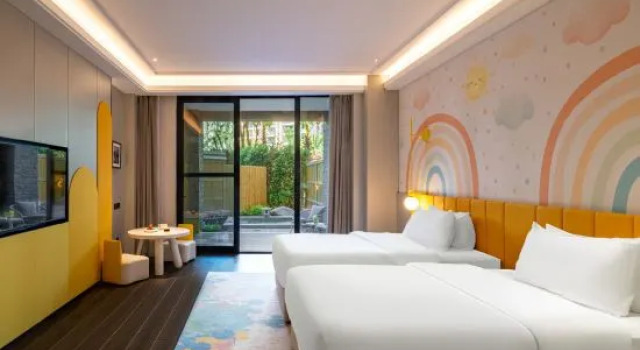 Семейный люкс с видом на внутренний двор YuanDa Hot Springs International Resort Hotel
