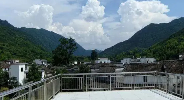 Четырёхместный номер Standard с балконом и с красивым видом из окна Wuyuan Youyicun Inn