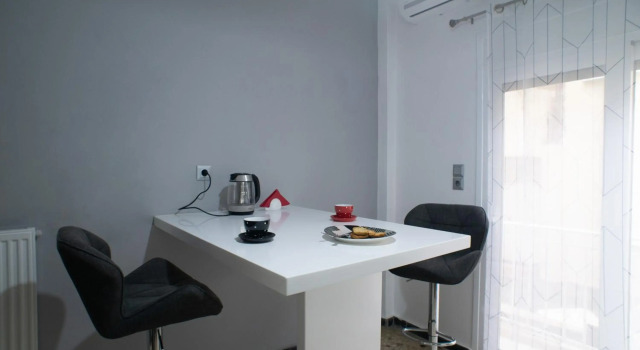 Modern-Lux Central 1 Bedroom Condo