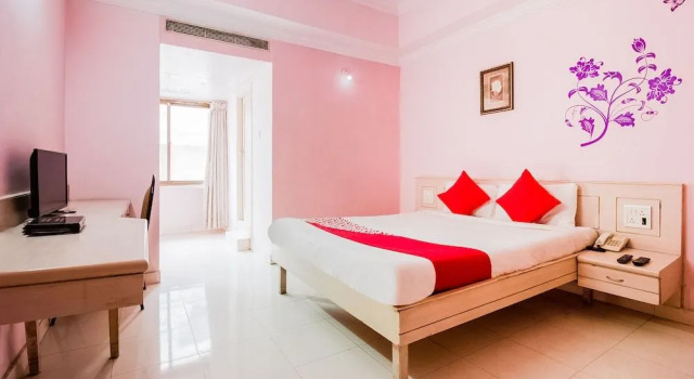 OYO 737 Hotel Manny'S Palace