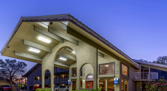 Best Western Sunday House Inn, Забронировать Отель Керрвилл Texas Hill Country