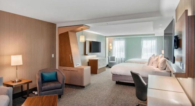 Четырёхместный люкс Courtyard by Marriott Raleigh Cary/Parkside Town Commons