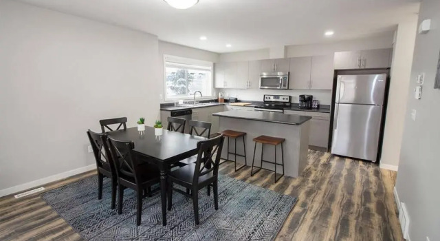 Коттедж Gorgeous 4 Bedroom Townhouse in South Winnipeg