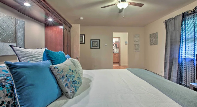 Home w/ Yard & Patio ~ 30 Mi to Downtown Chicago, Забронировать Отель Отели Иллинойс 3 звезды, 3*
